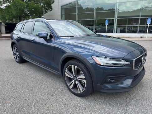 Used 2026 Volvo V60 B5 Cross Country Plus AWD/4WD image 2