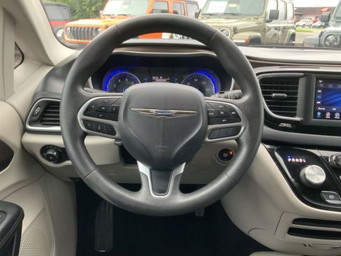 Used 2018 Chrysler Pacifica Touring Plus FWD image 31