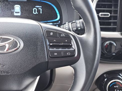 Used 2025 Hyundai Venue SEL FWD image 25