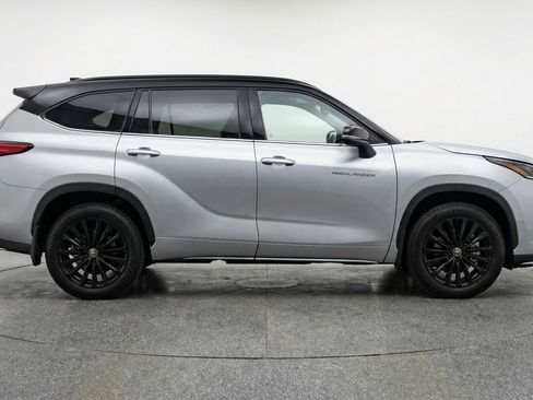 Used 2025 Toyota Highlander XSE AWD/4WD image 11