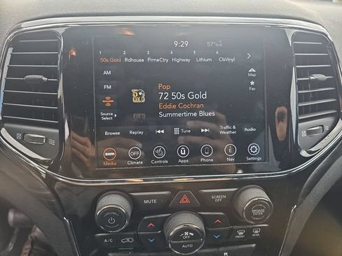 Used 2022 Jeep Grand Cherokee Laredo X AWD/4WD image 19