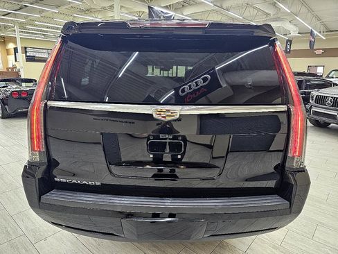 Used 2017 Cadillac Escalade ESV Premium Luxury image 8