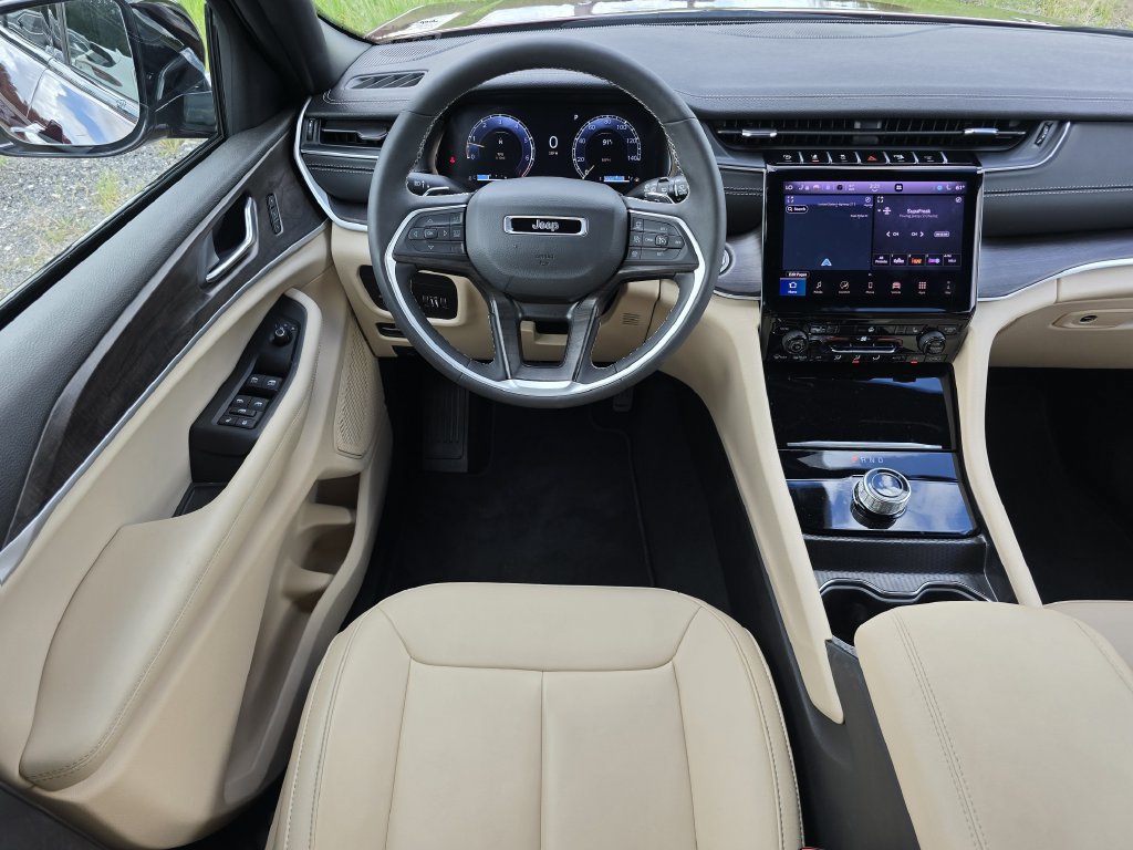 Used 2025 Jeep Grand Cherokee Limited RWD image 19
