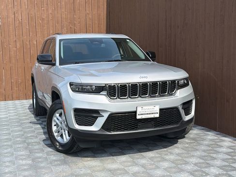 Used 2023 Jeep Grand Cherokee Laredo RWD image 9