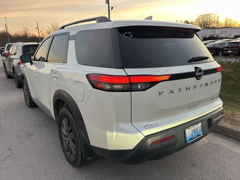 Used 2024 Nissan Pathfinder SV image 4
