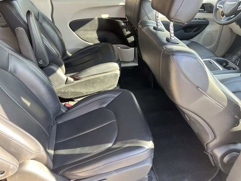 Used 2024 Chrysler Pacifica Limited FWD image 24