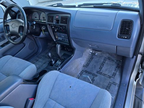 Used 2000 Toyota 4Runner SR5 AWD/4WD image 2