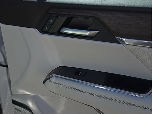 Used 2024 GMC Acadia Denali image 13