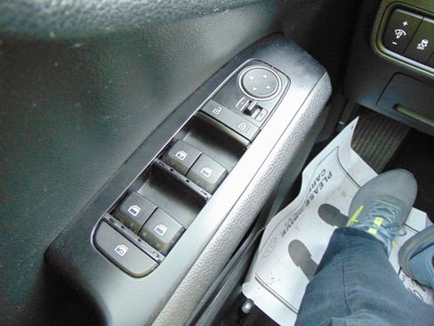 Used 2024 Kia Soul LX w/ Option Group 015 FWD image 30