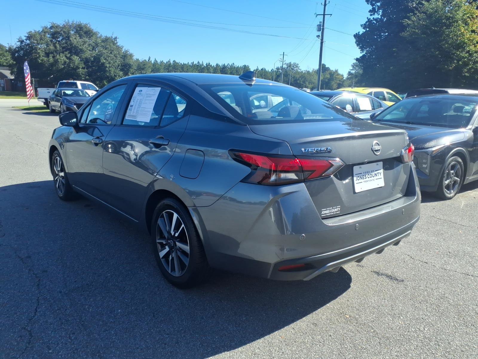 Used 2025 Nissan Versa SV FWD image 4
