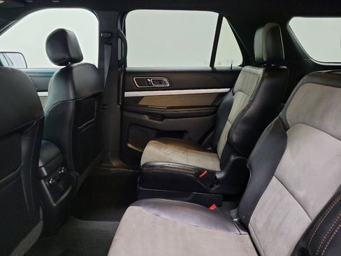 Used 2017 Ford Explorer XLT w/ Equipment Group 202A AWD/4WD image 18