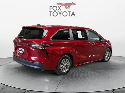 Used 2023 Toyota Sienna XLE AWD/4WD image 6