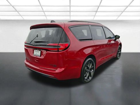 New 2026 Chrysler Pacifica Limited w/ S Appearance Package image 3