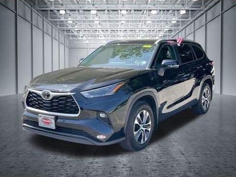 Used 2023 Toyota Highlander XLE AWD/4WD image 4