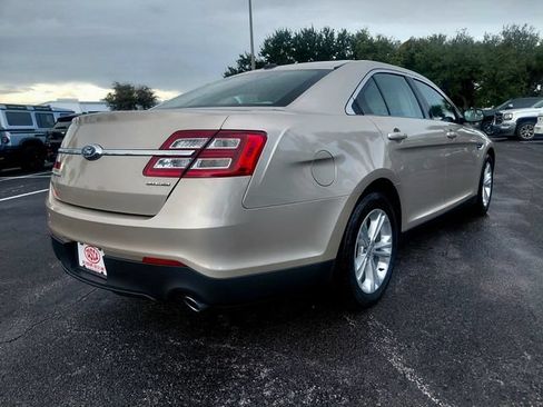 Used 2018 Ford Taurus SE FWD image 4
