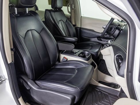 Used 2023 Chrysler Pacifica Touring-L FWD image 44