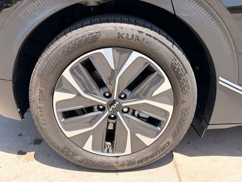 Used 2024 Kia EV6 Light RWD image 7