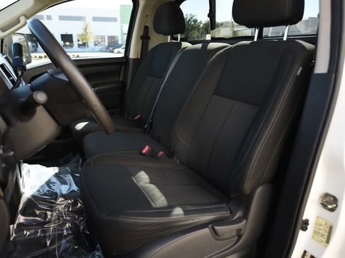 Used 2017 Nissan Titan SV image 13