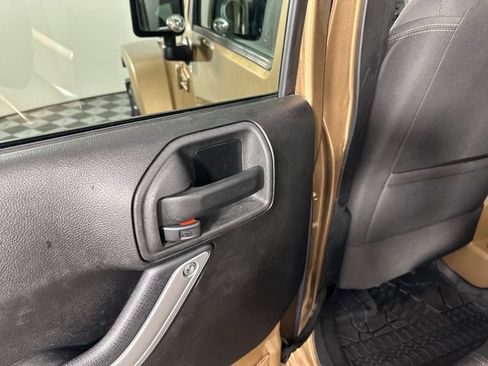 Used 2015 Jeep Wrangler Unlimited Sahara w/ Connectivity Group AWD/4WD image 12