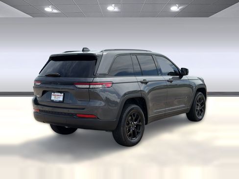 Used 2025 Jeep Grand Cherokee Altitude RWD image 9