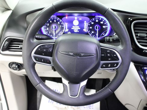 Used 2022 Chrysler Pacifica Touring-L FWD image 18