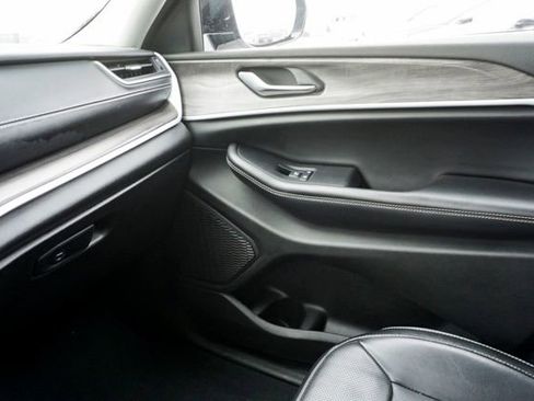 Used 2023 Jeep Grand Cherokee Limited w/ Luxury Tech Group II image 32