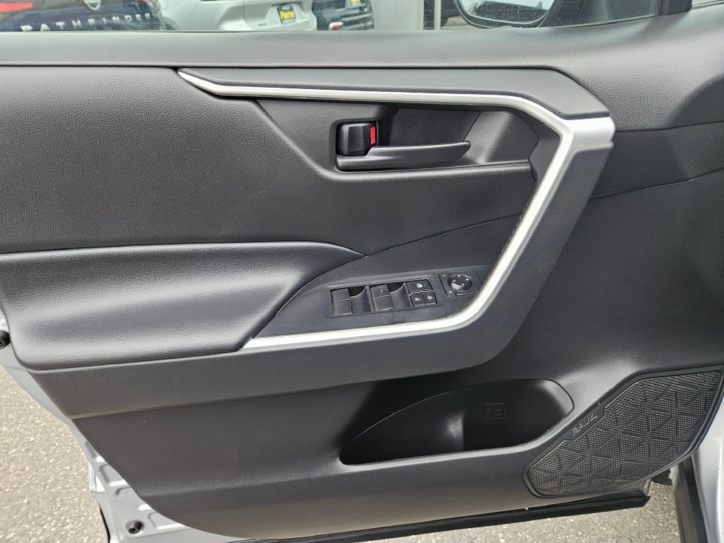 Used 2022 Toyota RAV4 LE AWD/4WD image 20
