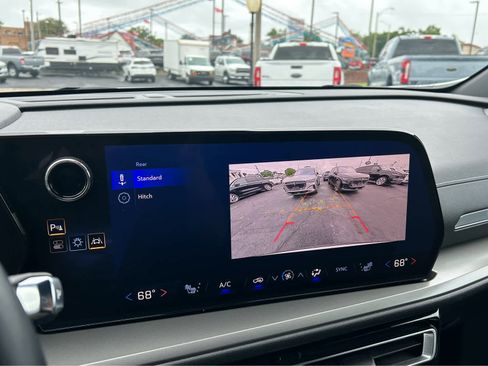 Used 2025 Chevrolet Traverse LT image 27