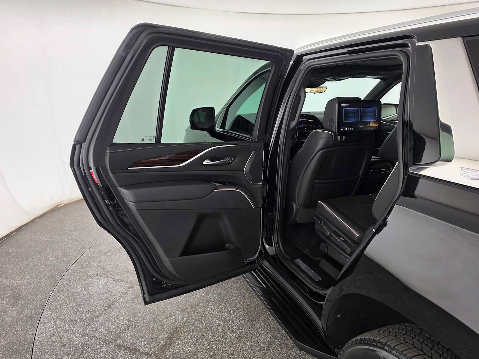 Used 2023 Cadillac Escalade Premium Luxury AWD/4WD image 17