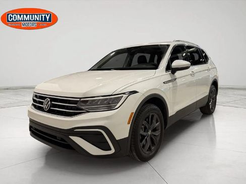 Used 2023 Volkswagen Tiguan SE AWD/4WD image 2