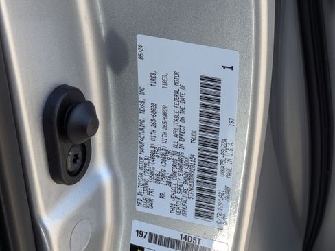 Used 2024 Toyota Tundra Platinum AWD/4WD image 31