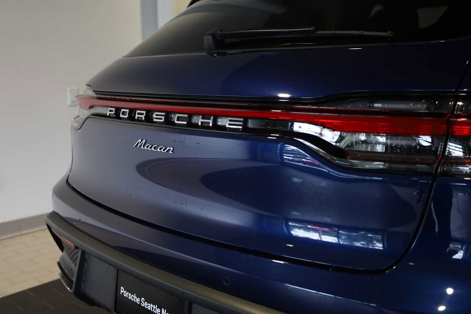 Used 2025 Porsche Macan AWD/4WD image 15