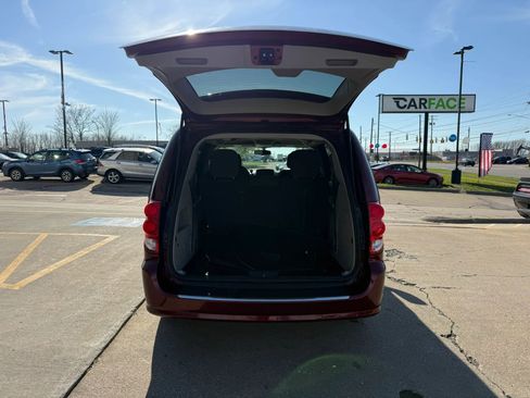 Used 2018 Dodge Grand Caravan SE w/ UConnect Hands-Free Group image 13