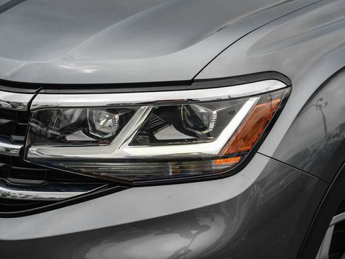 Used 2023 Volkswagen Atlas SE w/ Panoramic Sunroof Package FWD image 3
