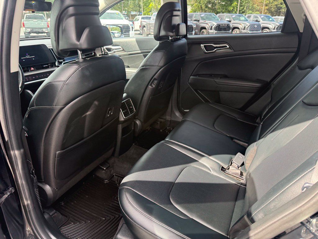 Used 2023 Kia Sportage EX AWD/4WD image 16