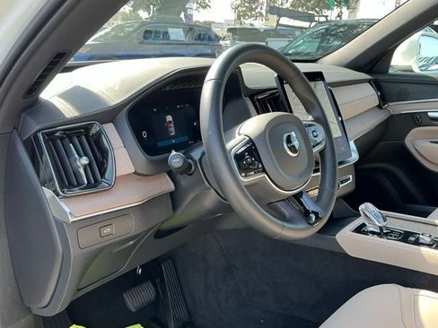 Certified 2025 Volvo XC90 B5 Core AWD/4WD image 12
