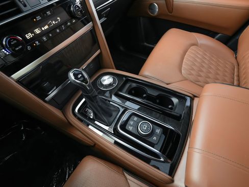 Used 2024 INFINITI QX80 Sensory image 11