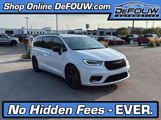Used 2025 Chrysler Pacifica Limited FWD video 1