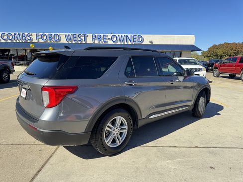 Certified 2021 Ford Explorer XLT image 5