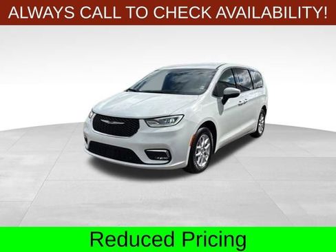 Used 2023 Chrysler Pacifica Touring FWD image 3
