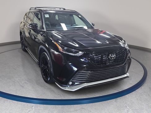 Used 2023 Toyota Highlander XSE FWD image 3