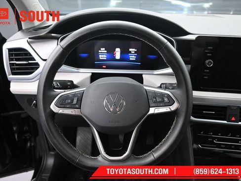 Used 2025 Volkswagen Taos SE FWD image 21