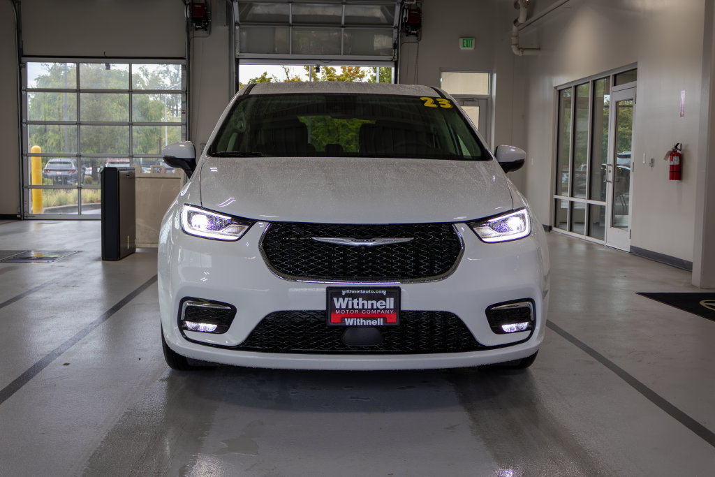 Used 2023 Chrysler Pacifica Touring-L FWD image 4