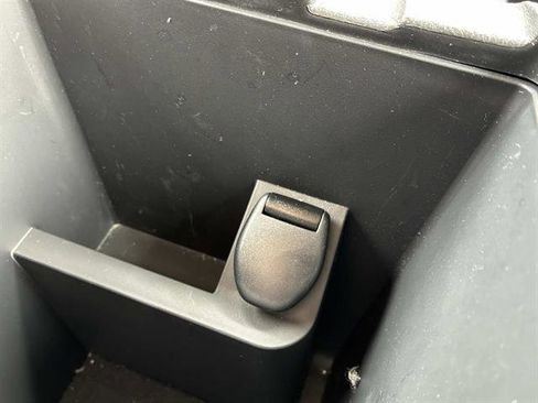 Used 2017 Nissan Rogue SV w/ SV Premium Package image 16