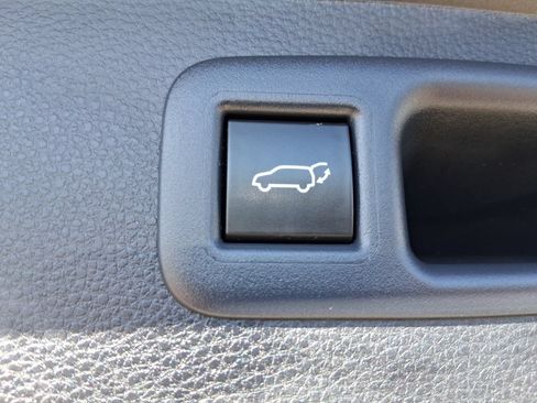 Used 2025 Toyota Highlander XLE AWD/4WD image 14