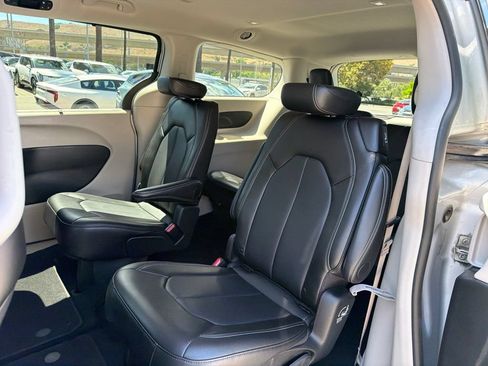 Used 2024 Chrysler Pacifica Touring-L FWD image 3