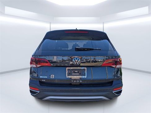 Certified 2024 Volkswagen Taos SE image 4