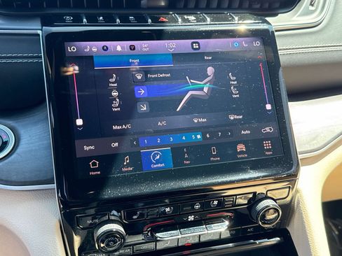 Used 2023 Jeep Grand Cherokee L Limited w/ Luxury Tech Group II image 10