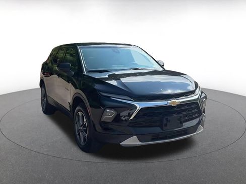 Used 2025 Chevrolet Blazer LT FWD image 3