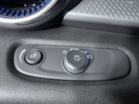 Used 2025 Chevrolet Trax LT w/ LT Convenience Package image 29